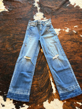 Load image into Gallery viewer, Petra Distressed Jeans
