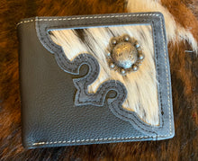 Load image into Gallery viewer, Cowhide &amp; Conch Men’s Bifold
